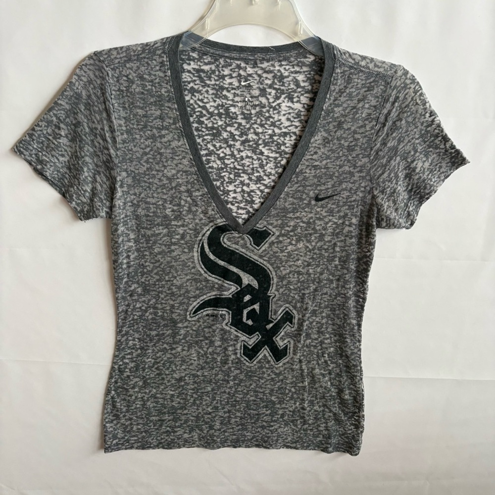 Nike Grey Chicago White Sox V-Neck Women's Tee. Size Medium. INV25/435